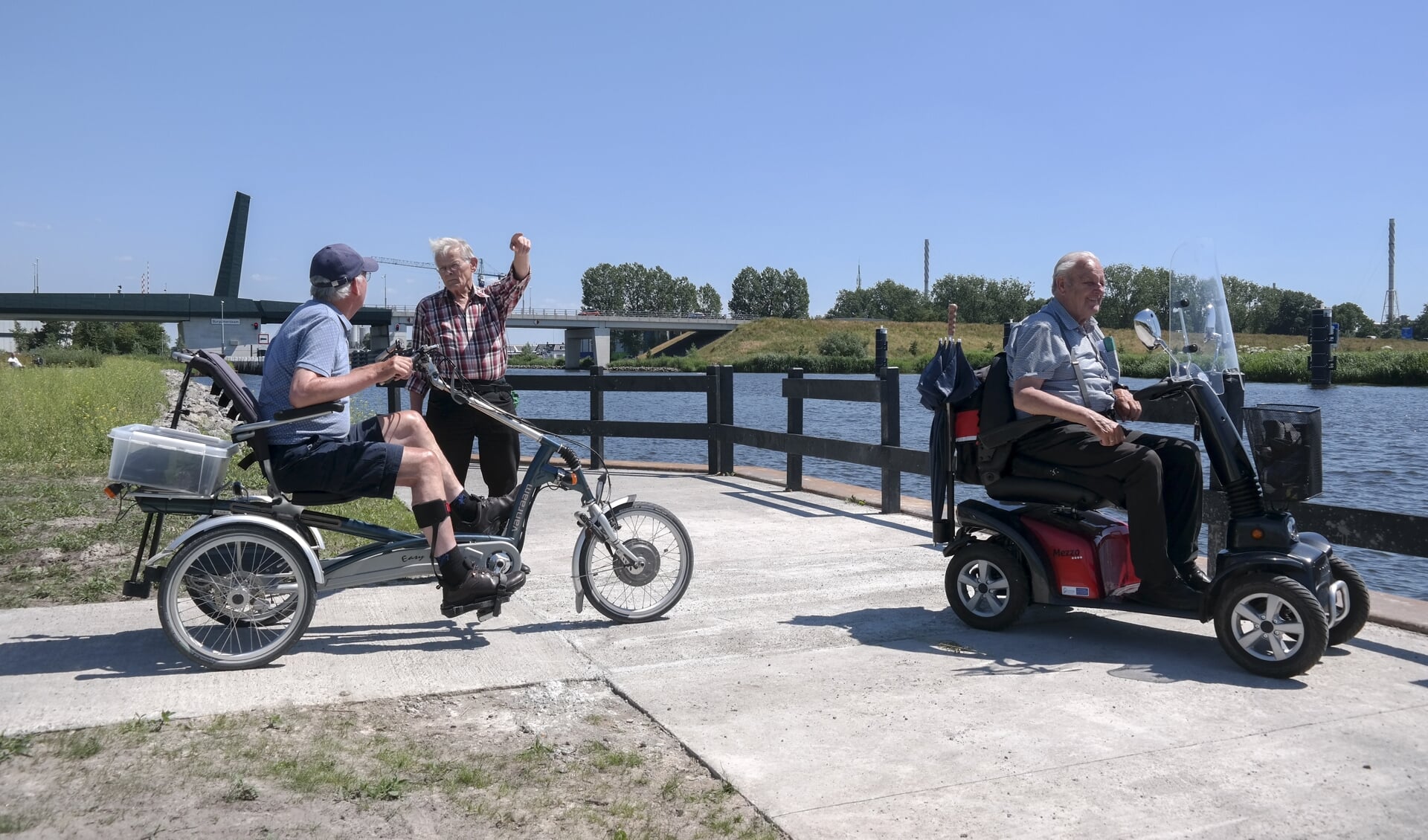 Fokke Adema, Gelf van der Wal en 
Johannes van der Meulen bij de nieuwe rolstoelvisvijver in het Wetter en 
Willepark, nabij de brug in Burgum.