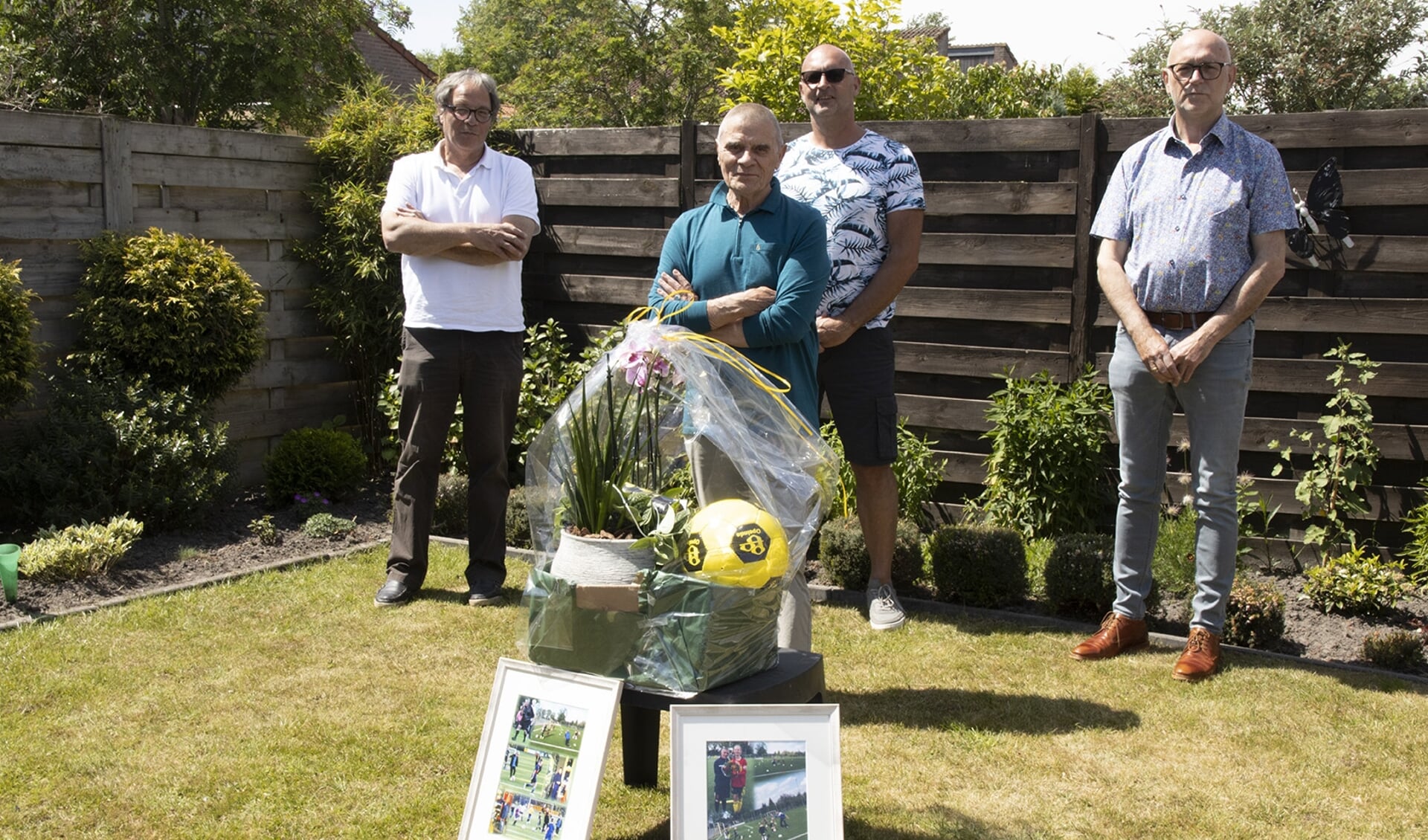 Jan Hulzinga is het middelpunt van de feestvreugde.