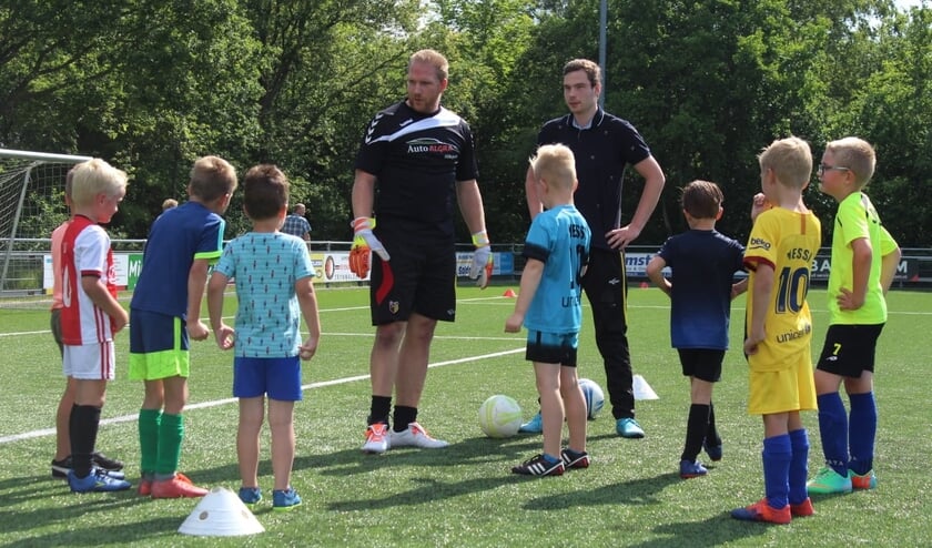 De jongens van de basisscholen tijdens de voetbaldag in Oentsjerk.