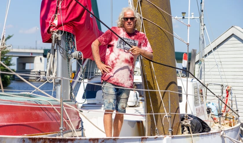 Sietse Bouius aan boord van de 12,7 meter lange Samaria. Niet in een wereldhaven, maar gewoon in Sumar.