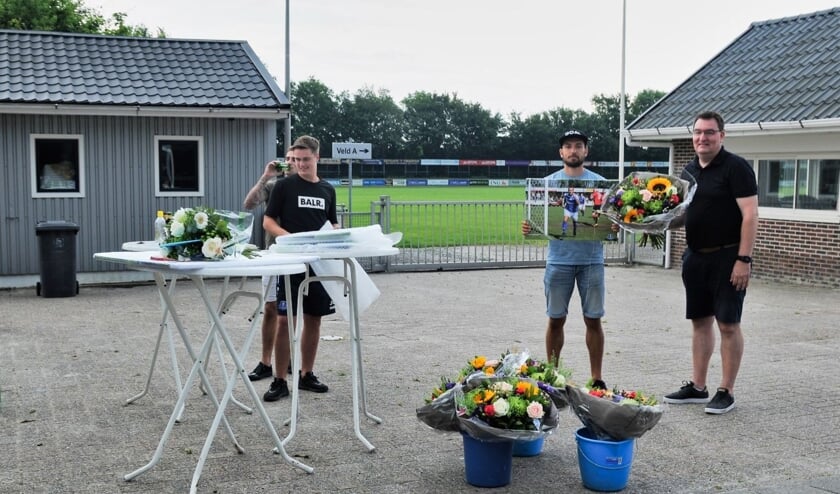 Verdediger Joost Jesse Visser (midden) gaat naar Leeuwarder Zwaluwen.