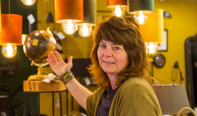 Anka Dupon bij op maat gemaakte lampen in de winkel.