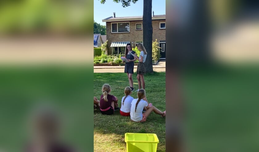 Anna Baukje van Dellen en Nathalie Terpstra, geslaagd voor hun opleiding assistent niveau 1.