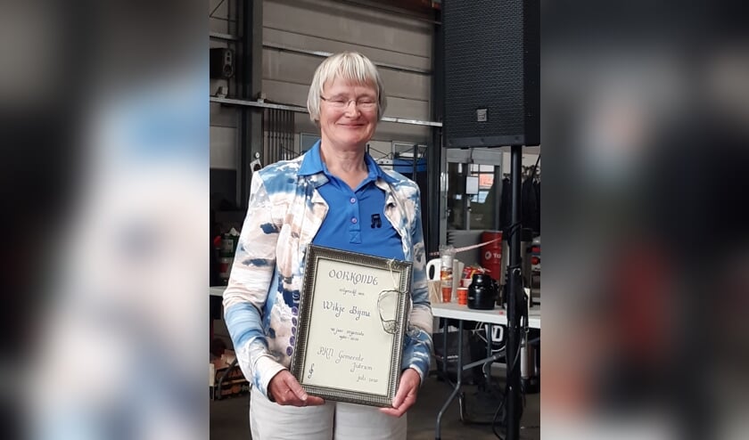 Wikje Bijma kreeg onder andere een oorkonde voor haar werk voor de kerk.