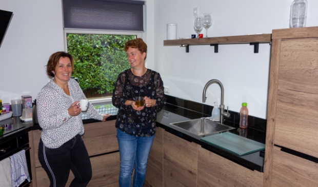 Iepie Zijlstra en Joke Veenema in de nieuwe keuken van de familie Zijlstra. De kraan blijft glanzend door het kalkvrije water.