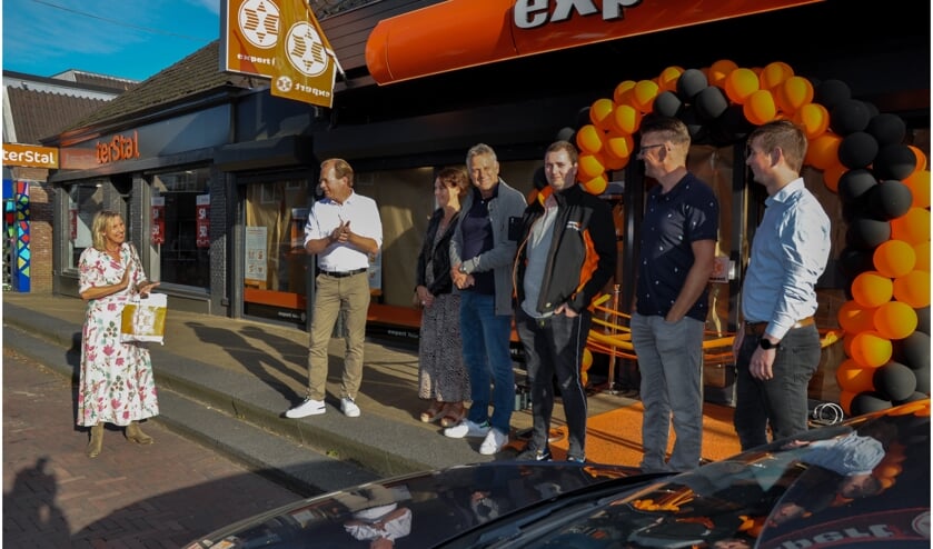Naast de ondernemers Miriam Meijer-Fellinger en Erik Meijer staan de vijf medewerkers die erger hebben voorkomen. V.l.n.r.: Jannie van der Werff, Pieter Bottema, Marcel Joustra, Pieter Brandsma en Menno Kats.