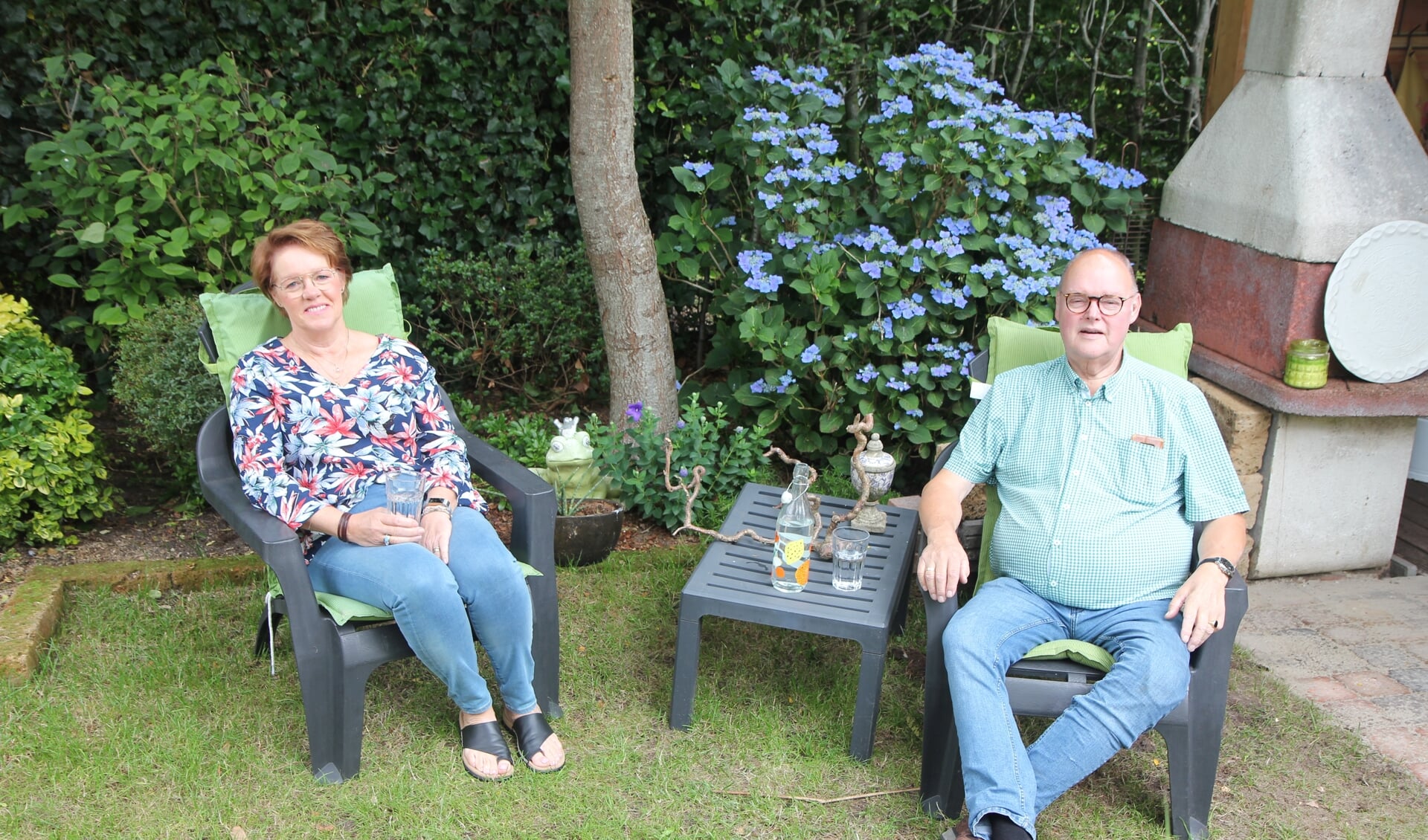 Astrid en Richard van Leeuwen genieten van de vakantie in hun prachtige tuin. 