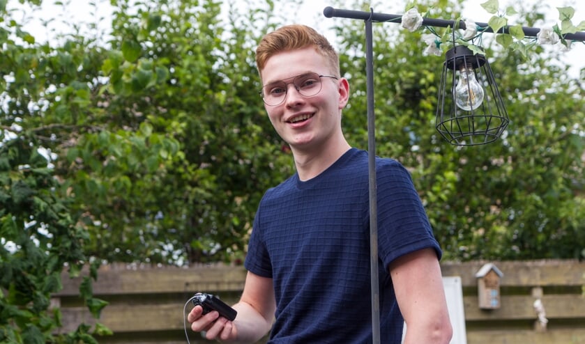 De negentienjarige Sam Mebius draagt zijn insulinepomp altijd bij zich.