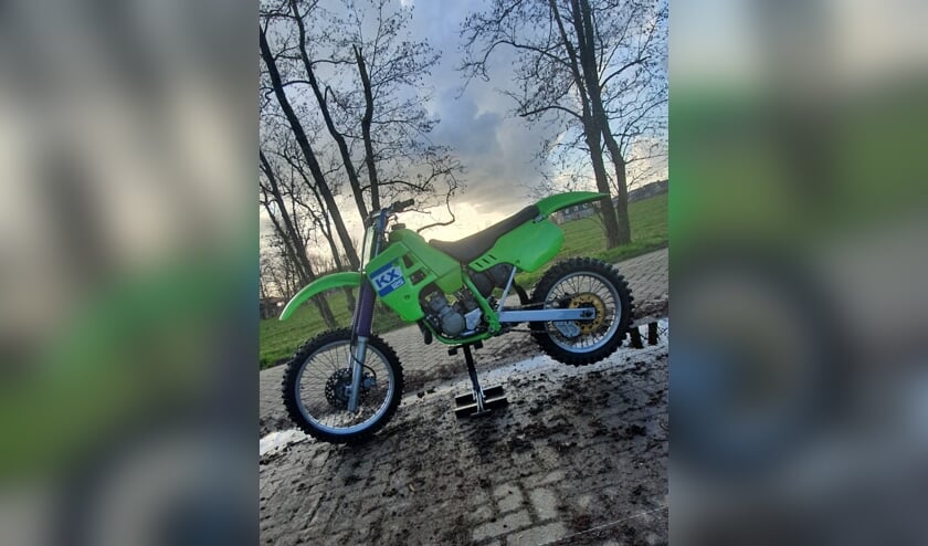 De jonge motorrijders voeren actie voor een crossveld.