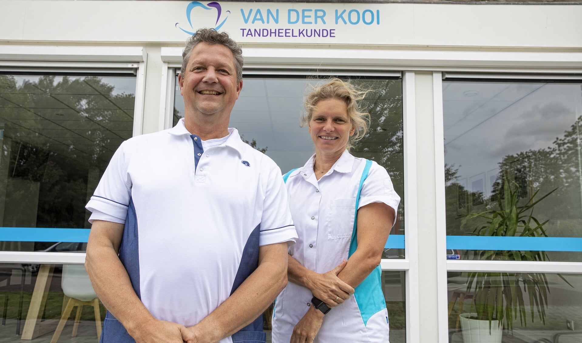 Andries van der Kooi is blij met de versterking van de nieuwe tandarts Katrin Visser.