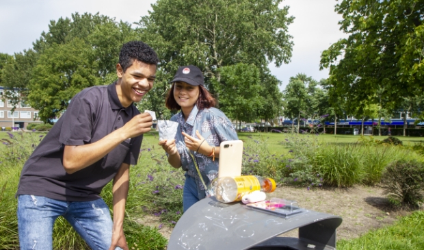 Joshua en Noa maken tiktokfilmpjes voor @tiktokomrin. Iedere vrijdag komt er zo´n filmpje online via de app TikTok.