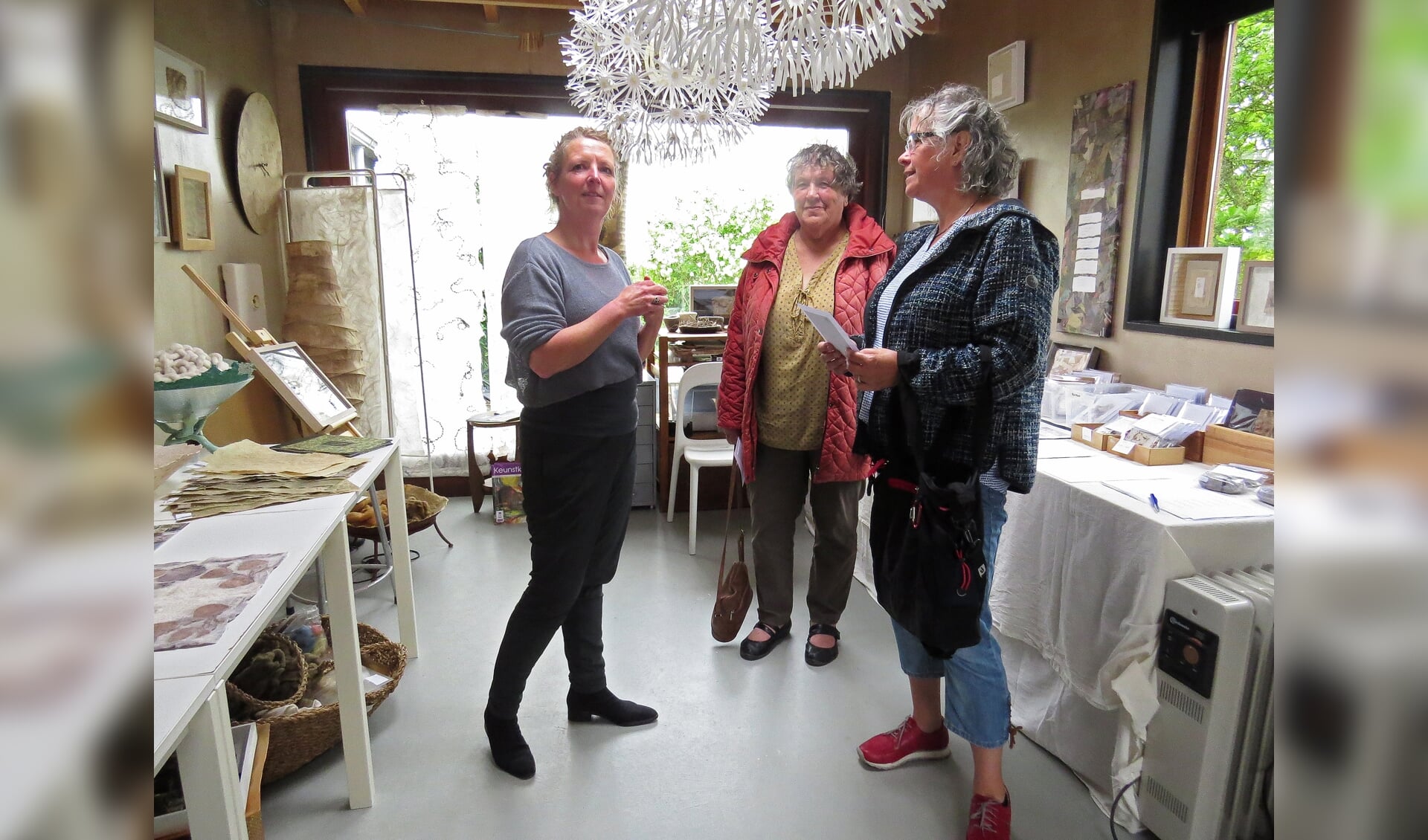 Gasten in het atelier van kunstenares Suzan Bosch in het West van Buitenpost tijdens het Rondje Kunst Achtkarspelen 2019.