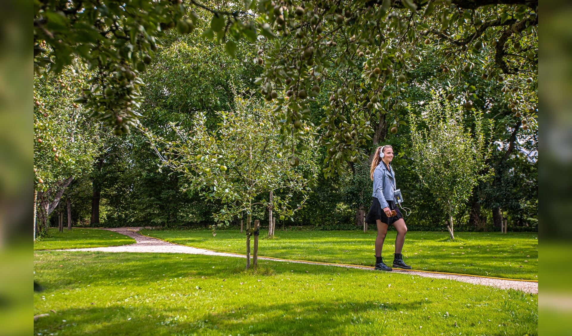 Wandelaars volgen het gele touw, dat langs bijzondere plaatsen leidt in het dorp waar It gelok fan Fryslân plaatsvindt.