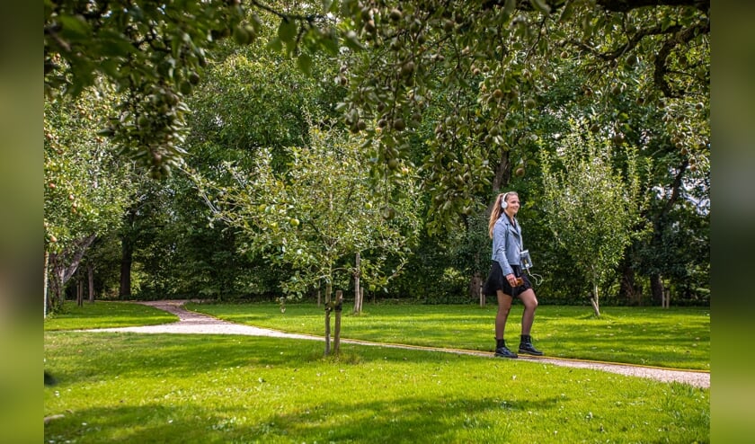 Wandelaars volgen het gele touw, dat langs bijzondere plaatsen leidt in het dorp waar It gelok fan Fryslân plaatsvindt.