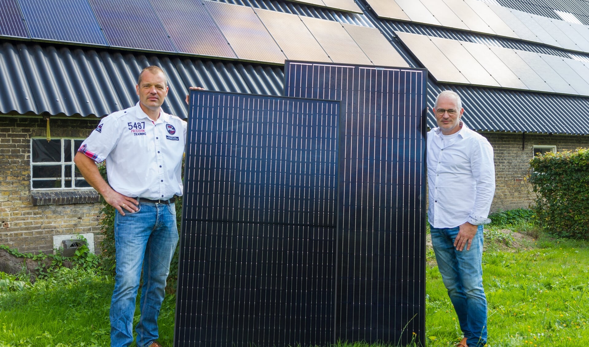 Wichard (links) toont een standaard 325 Wattpiek zonnepaneel, Jurgen staat bij het nieuwste type zonnepaneel dat een vermogen heeft van 450 Wattpiek. 