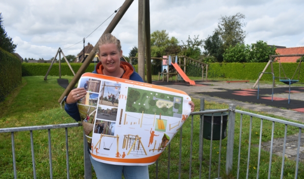 Johanna Kommerie toont op de plek waar de kast met zwerfboeken komt te staan, ook het
toekomstplan voor de speeltuin Klautertún Loanefertier in Damwâld.