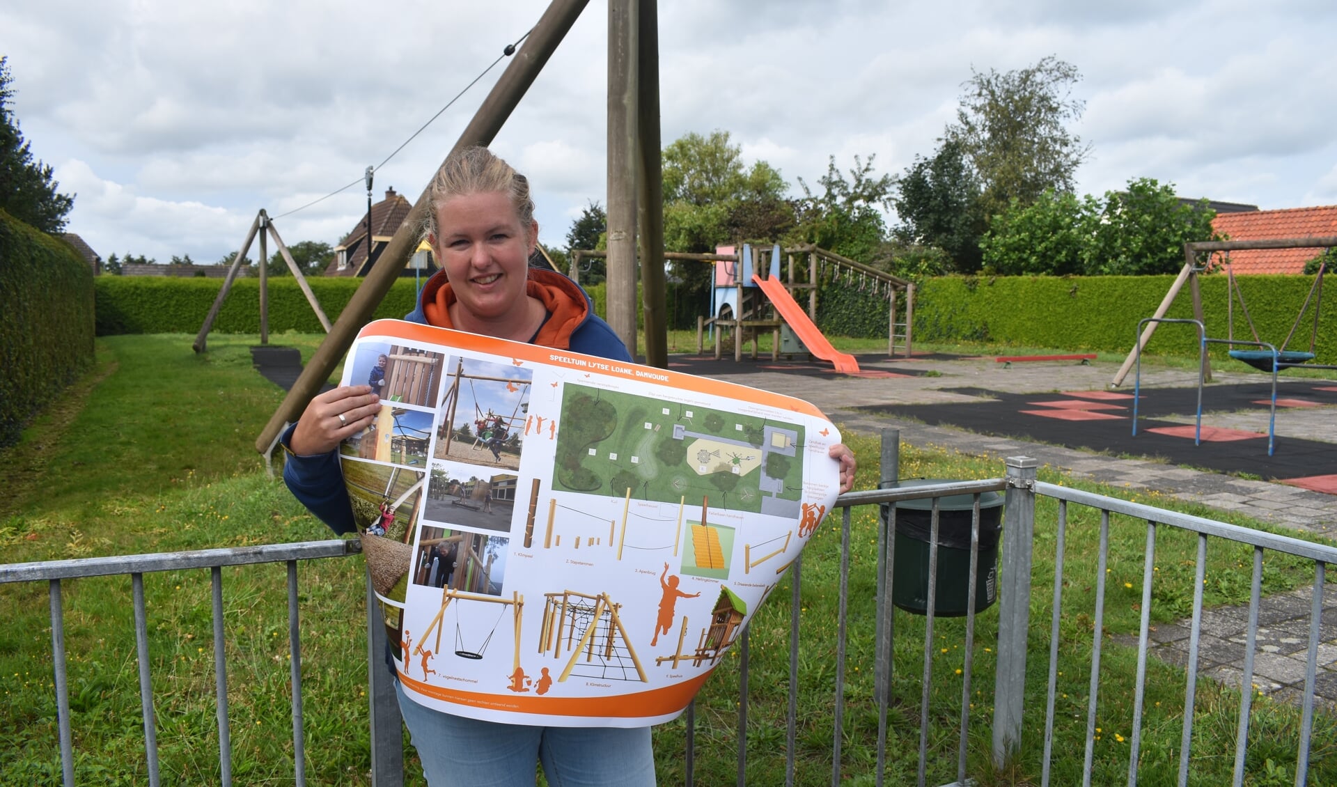 Johanna Kommerie toont op de plek waar de kast met zwerfboeken komt te staan, ook het 
toekomstplan voor de speeltuin Klautertún Loanefertier in Damwâld.