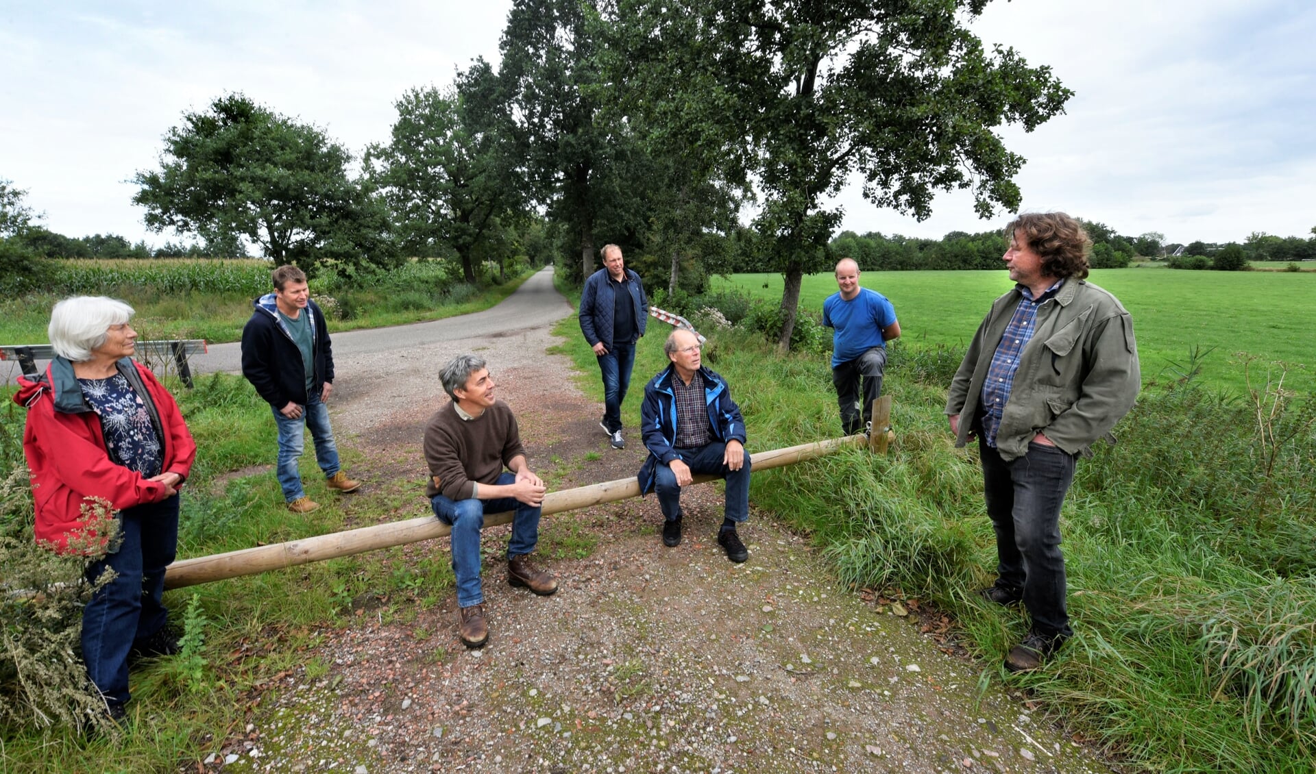 Een deel van de iniatiefgroep De Warren Natuurlijk Groen. Op de achtergrond de Langelaan.