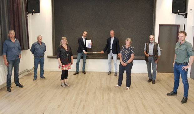 Jan de Graaf (dorpsbelangen Ternaard), Pieter Fedde van der Zee, Doetie Prins (beiden dorpsbelangen Wierum), minister Eric Wiebes, Albert van der Ploeg (voorzitter werkgroep OOT), Maaike Bakker, Douwe Anema (beiden Fêste Grûn), Hendrik Talsma (dorpsbelangen Ternaard).