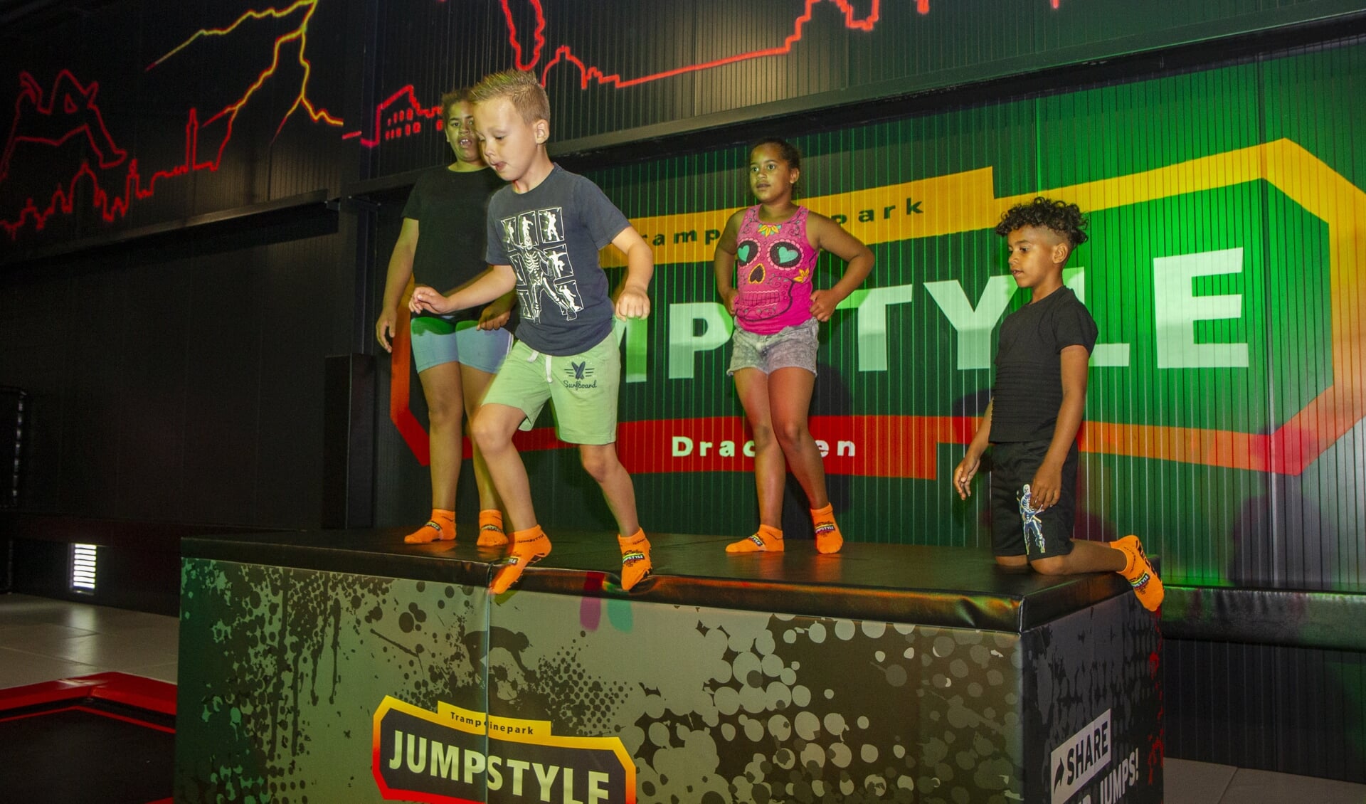 Angelina, Ayden, Fabiona en Faustino leven zich uit op de trampolines, springkussens en klimtoren bij Jumpstyle in Drachten.