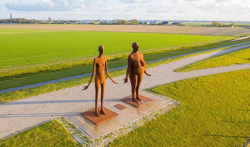 Het kunstwerk ‘Wachten op Hoog Water’op de waddendijk.