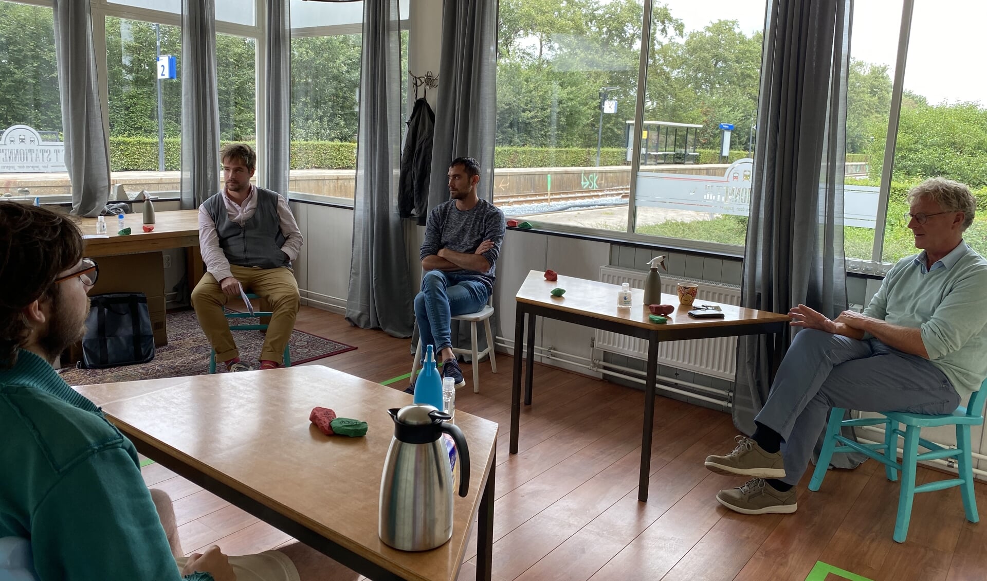 In ’t Stationnnetje vond maandag een debat met burgemeester Jeroen Gebben van Tytsjerksteradiel en burgemeester Oebele Brouwer van Achtkarspelen.