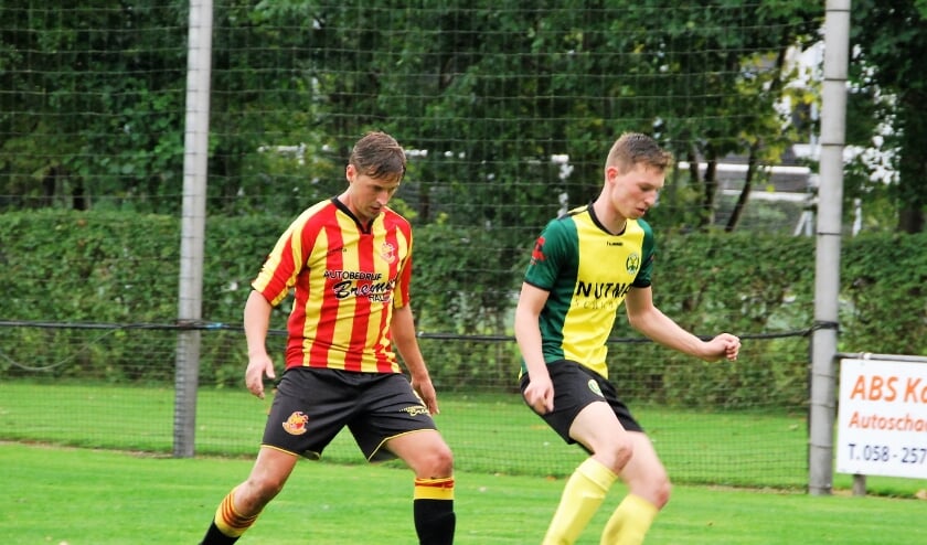Wykels Hallum (links) en Ropta Boys eindigden op 1-1.