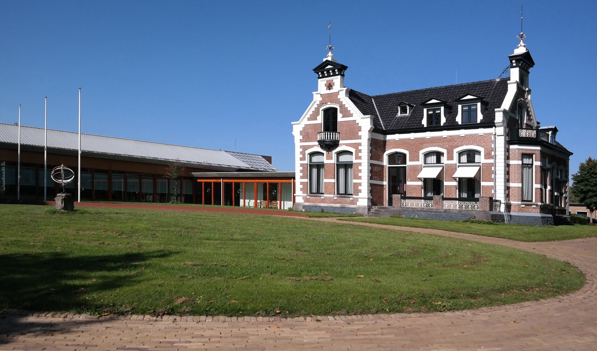 Het gemeentehuis in Kollum. Het oude deel rechts is een monument.