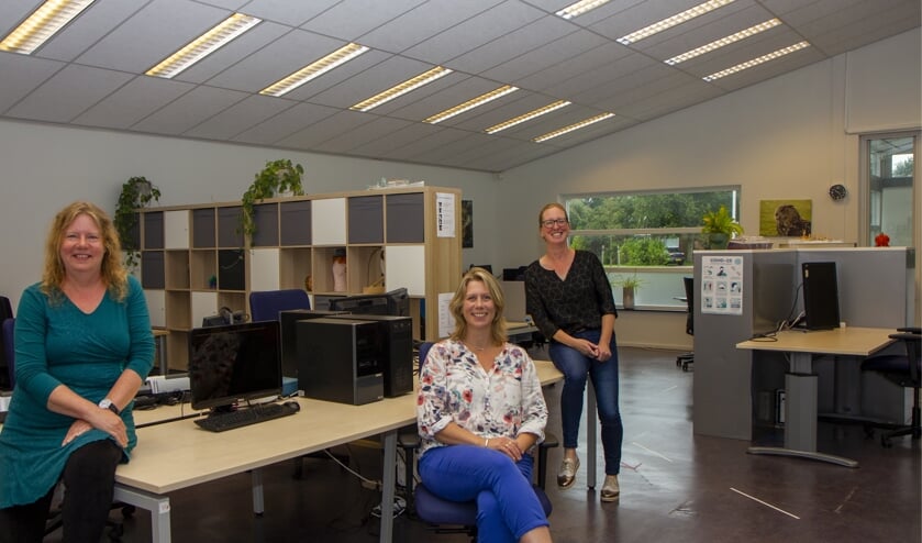 Gerda Nijdam, Anne-Marie Verhaar en Marije Epema zijn blij met het ruime, lichte pand waar Scauting nu gevestigd is.