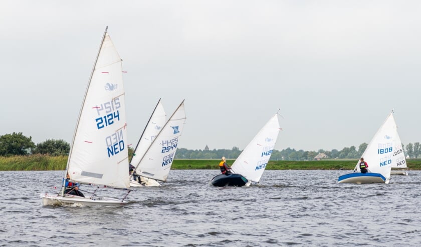 De jeugdzeilers in actie.