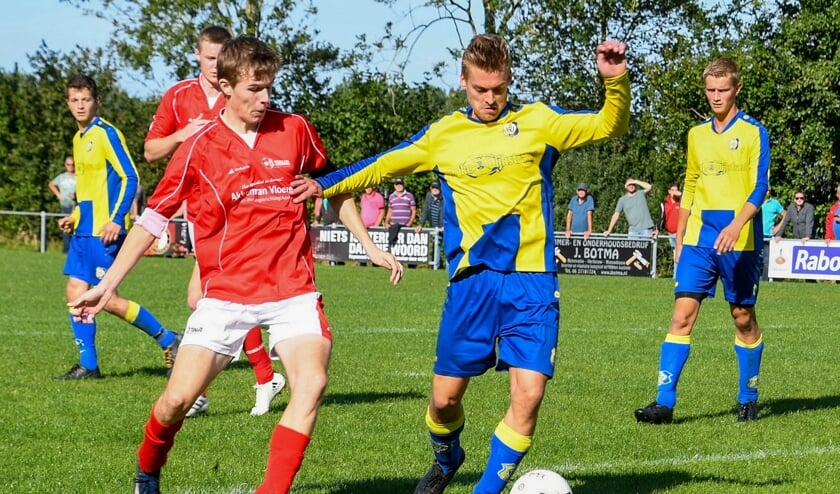 WTOC (rechts) probeert balbezit te houden.