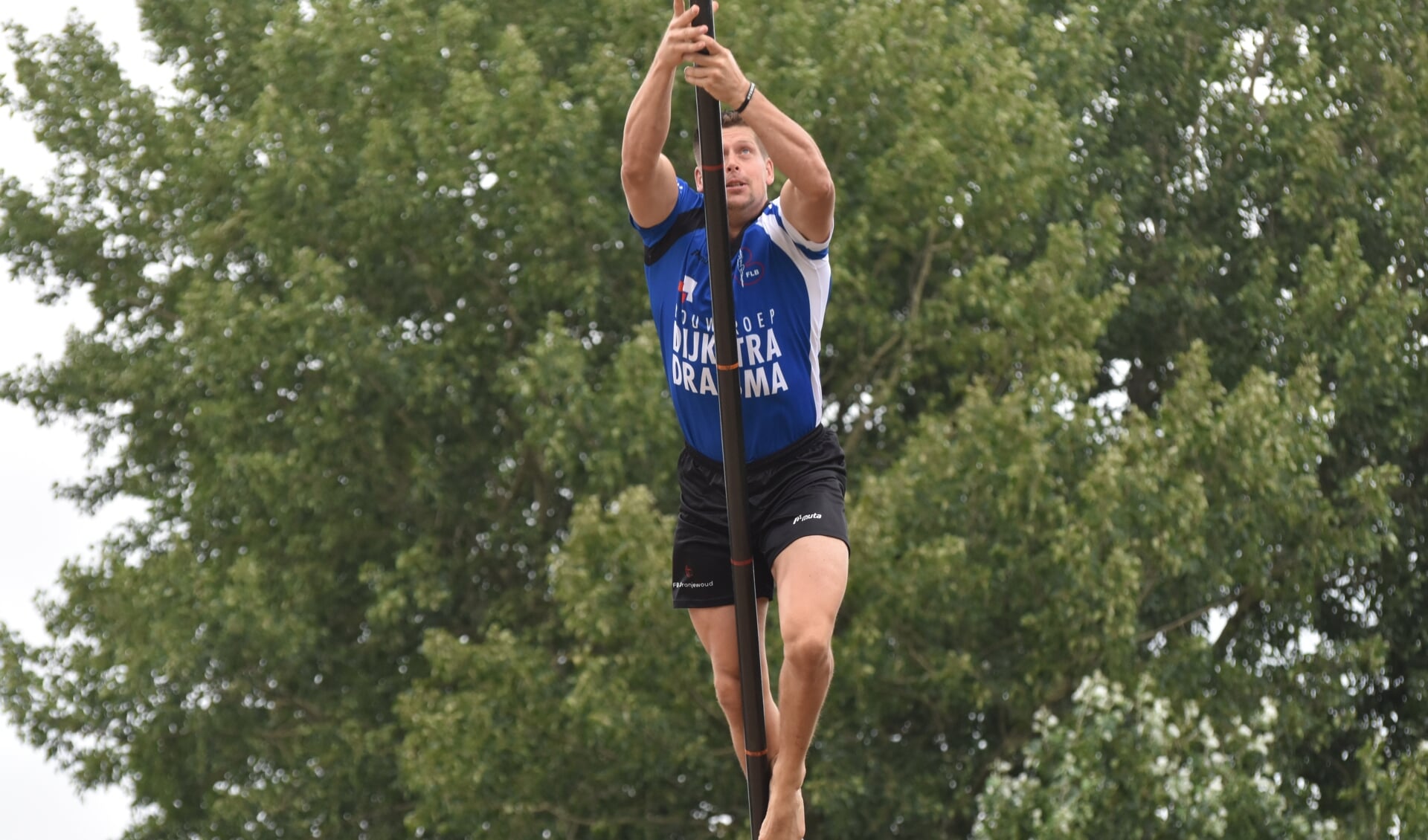 Bart Helmholt in actie op de fierljepschans in Buitenpost, 1 augustus. Hij won toen met een matige sprong van 17,97 meter. Dat zal zaterdag op het NK in Burgum waarschijnlijk niet genoeg zijn.