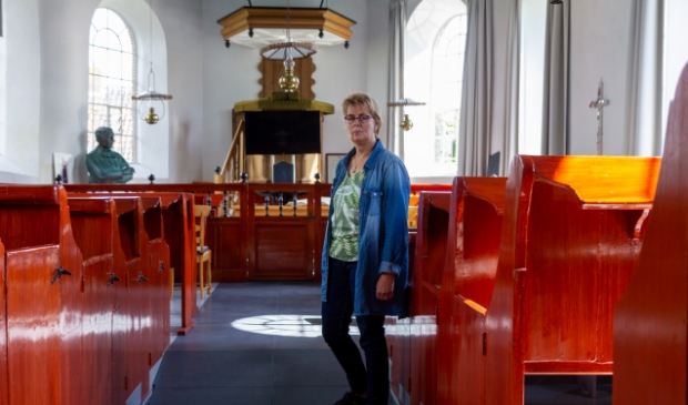 Grytsje Tania-Sijens van de Plaatselijke Commissie Foudgum van de Stichting Alde Fryske Tsjerken in de Mariakerk in Foudgum.