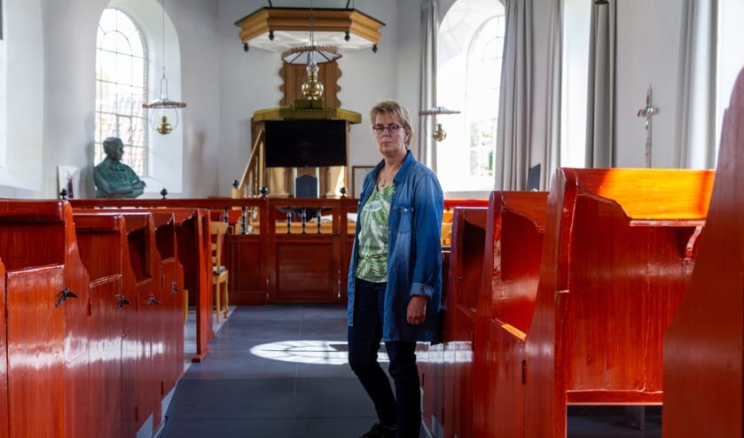Grytsje Tania-Sijens van de Plaatselijke Commissie Foudgum van de Stichting Alde Fryske Tsjerken in de Mariakerk in Foudgum.