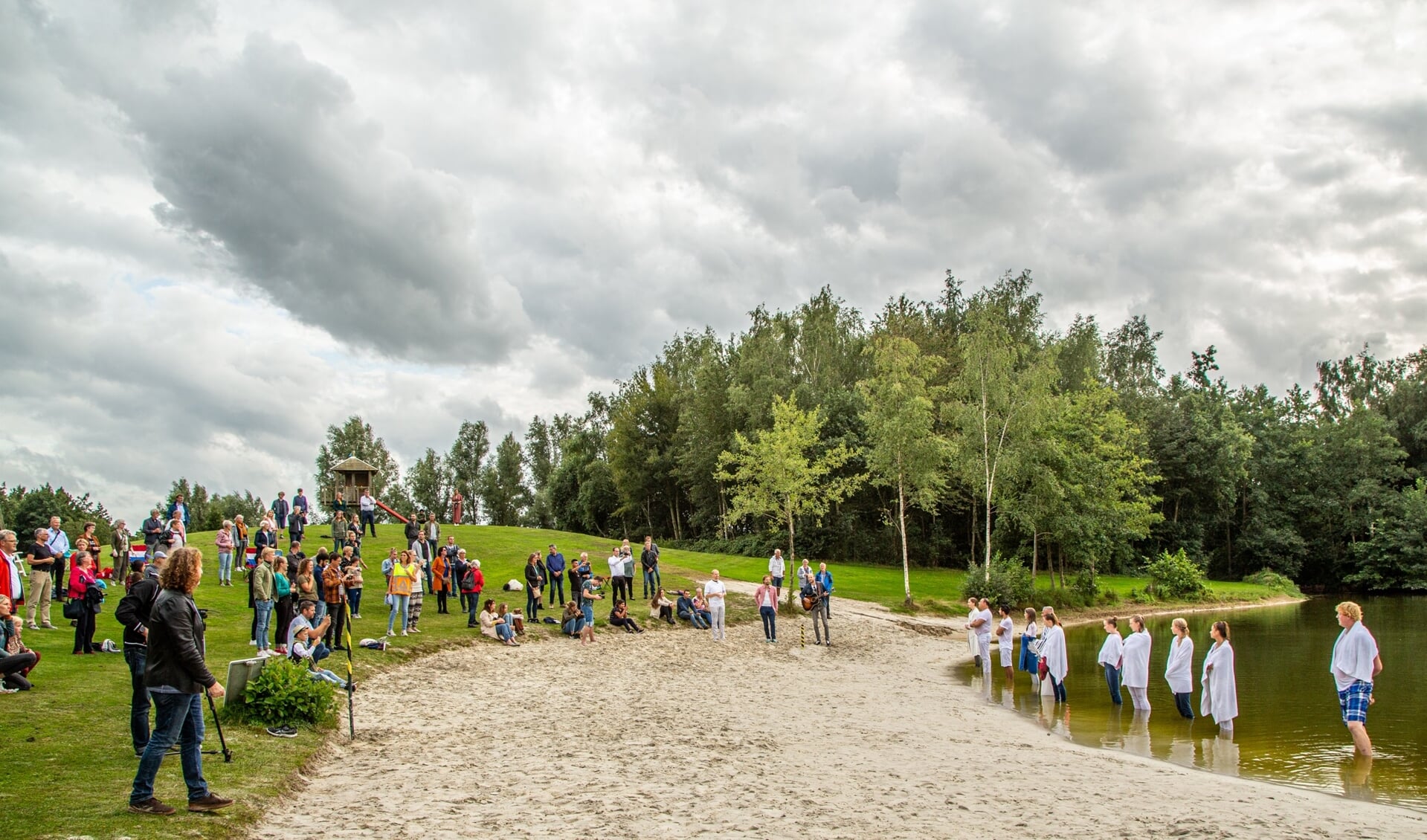 De doopdienst van de Vrije Baptistengemeente Bethel in buitenwater.