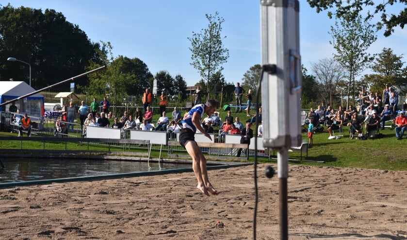 Ysbrand Galama springt voorbij het rode balletje naar 21,09 meter en waant zich even Nederlands kampioen.