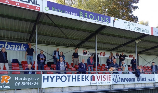 De tribune van VV Hardegarijp werd nu bezet door het shantykoor.
