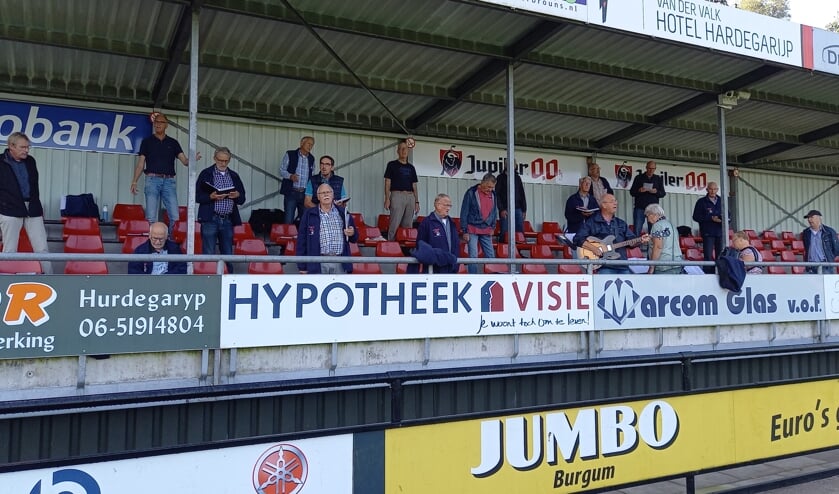 De tribune van VV Hardegarijp werd nu bezet door het shantykoor.