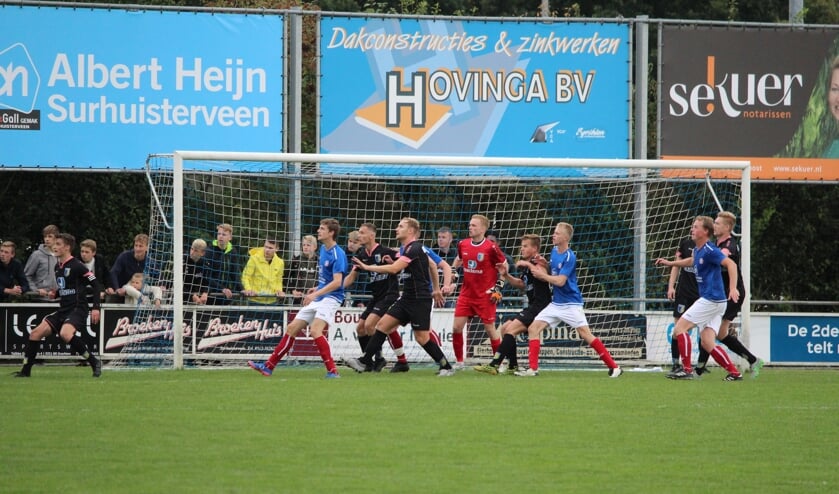 Een belegering van het doelgebied. 't Fean'58 speelt in blauw-witte tenues.