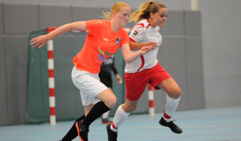 Renza de Vries van Libertas (oranje shirt) in actie.