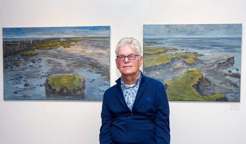 Rein Halbersma bij twee schilderijen van het wad.
