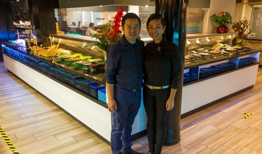 Sing-Long Hu en Chou Yun Bai voor het enorme
buffet in het Golden Wok Paleis.