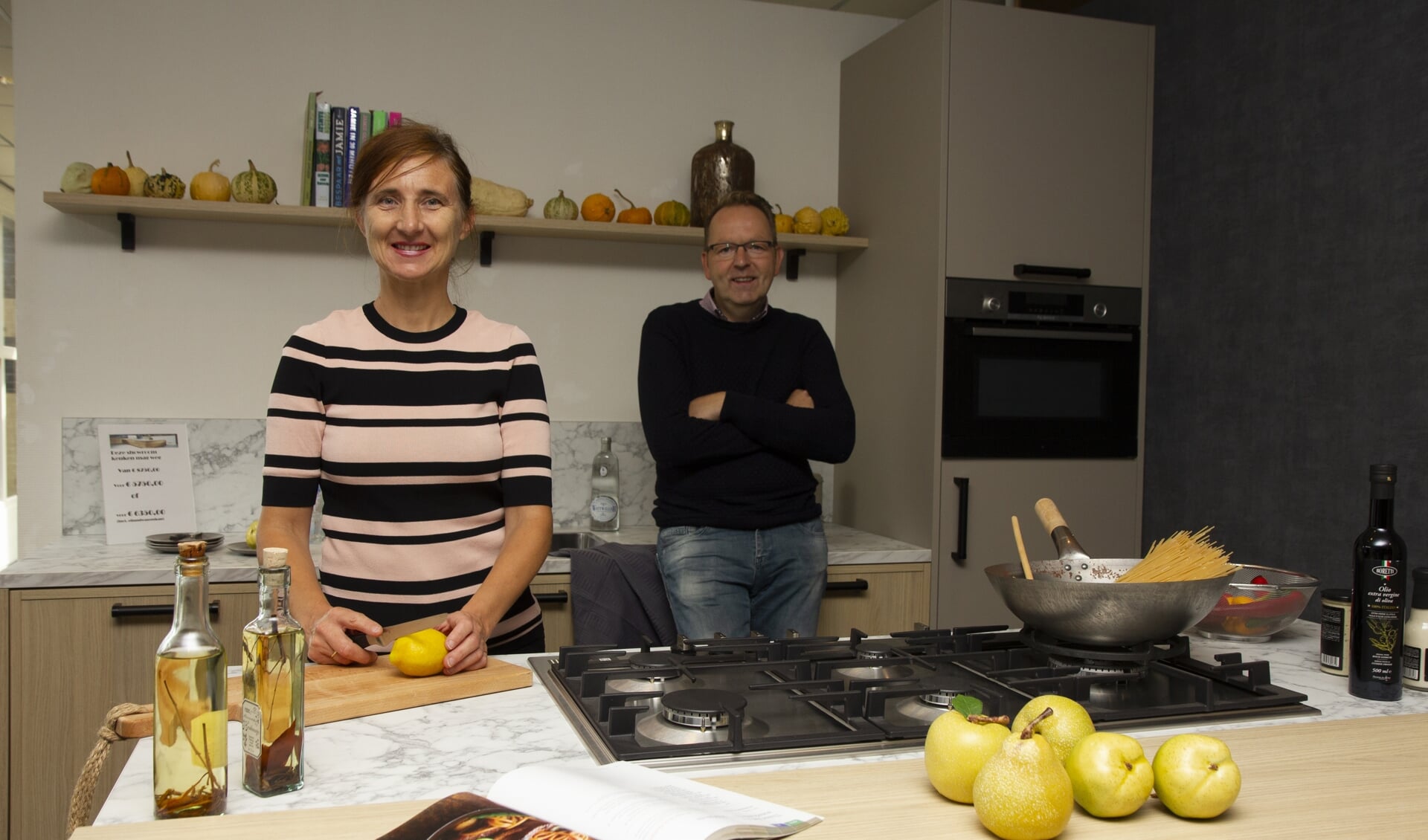 Jannie en Rob Wijnstra in de keuken die nu wel heel voordelig geprijsd is. 