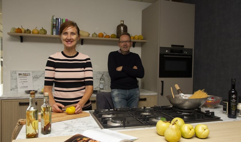 Jannie en Rob Wijnstra in de keuken die nu wel heel voordelig geprijsd is. "Vernieuwen is voor onze showroom belangrijk.
Geregeld hebben wij showroomkeukens in de aanbieding."