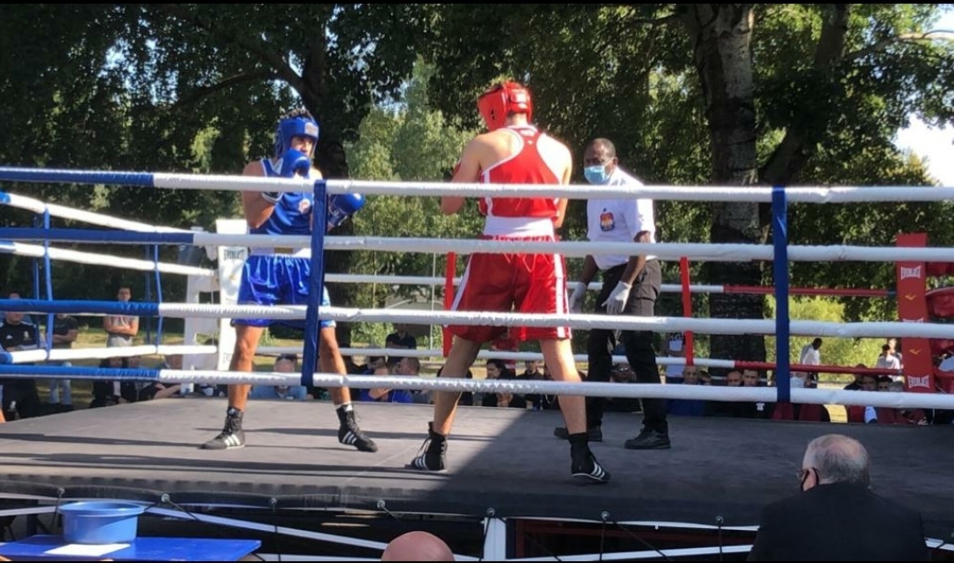 Mauro Molenaar, in het blauw, in actie in de boksring.