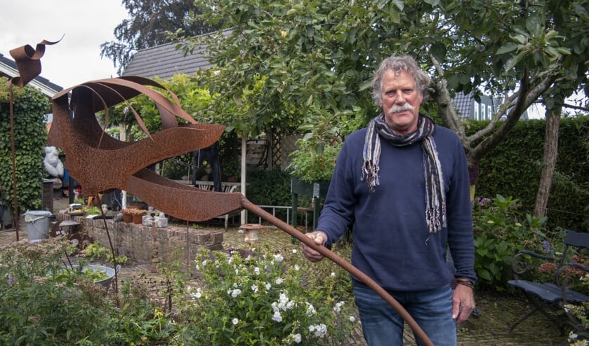 Gerard Herder bij één van de beelden in zijn tuin. 'Nieuwsgierig', heet deze. Vrijdag wordt er een ander beeld van de kunstenaar onthuld nabij 'het haventje' in Boornbergum. Zie voor meer over zijn werk met je app naar het filmpje.