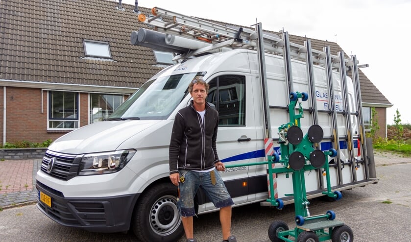 Douwe de Vries toont zijn glaslift, waardoor hij zelfstandig glazen tot 150 kilogram kan plaatsen.
