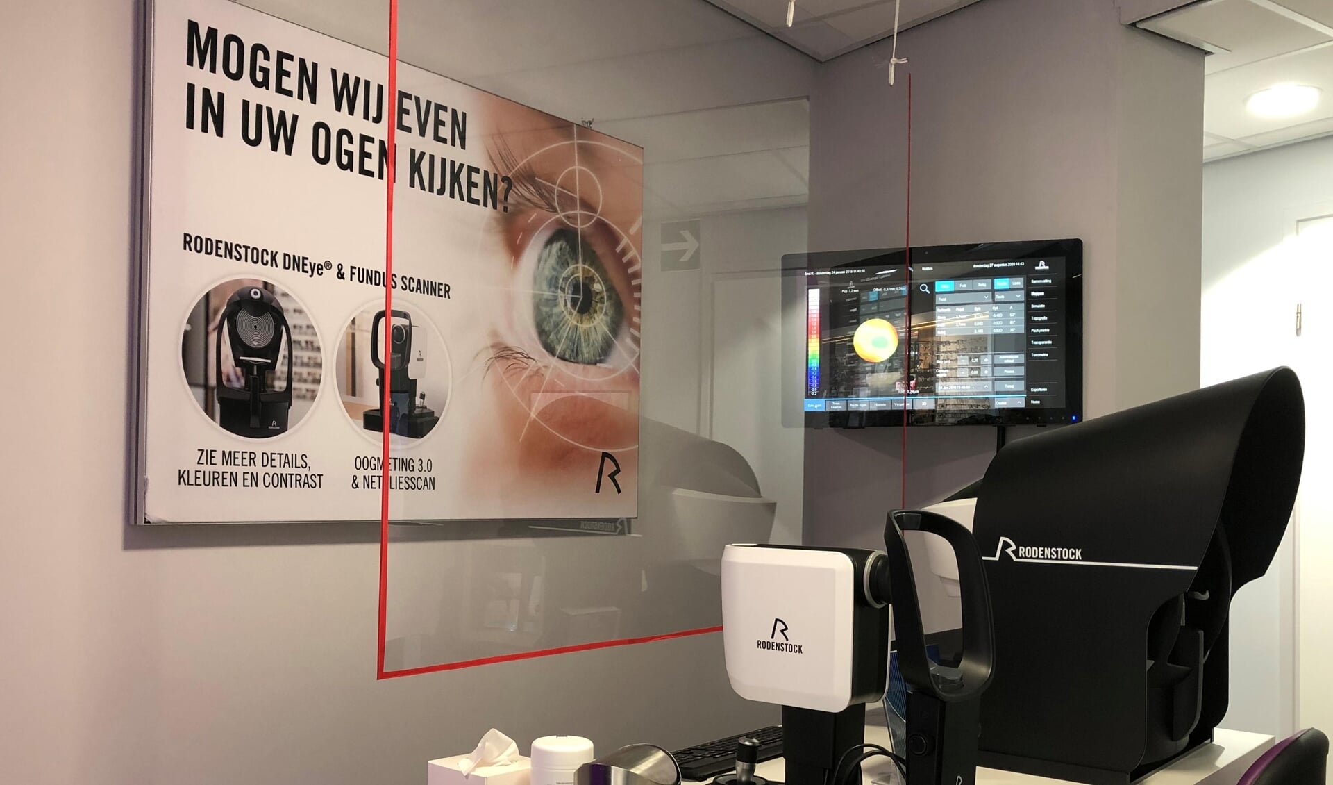 De apparatuur waarmee de biometrische data van de ogen kan worden gemeten. Kom op 18 of 19 
september naar Smit Optiek voor een gratis oogmeting. 