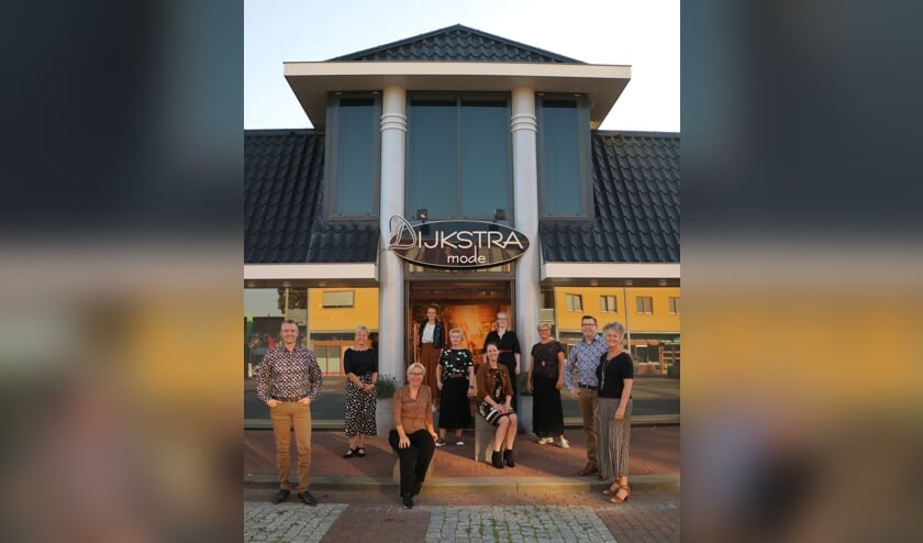 <p>Het team van Dijkstra Mode, van links naar rechts: Theo, Annie, Wietske, Nynke, Janke, Yvonne, Pieta, Anneke, Cees en Durkje.</p>