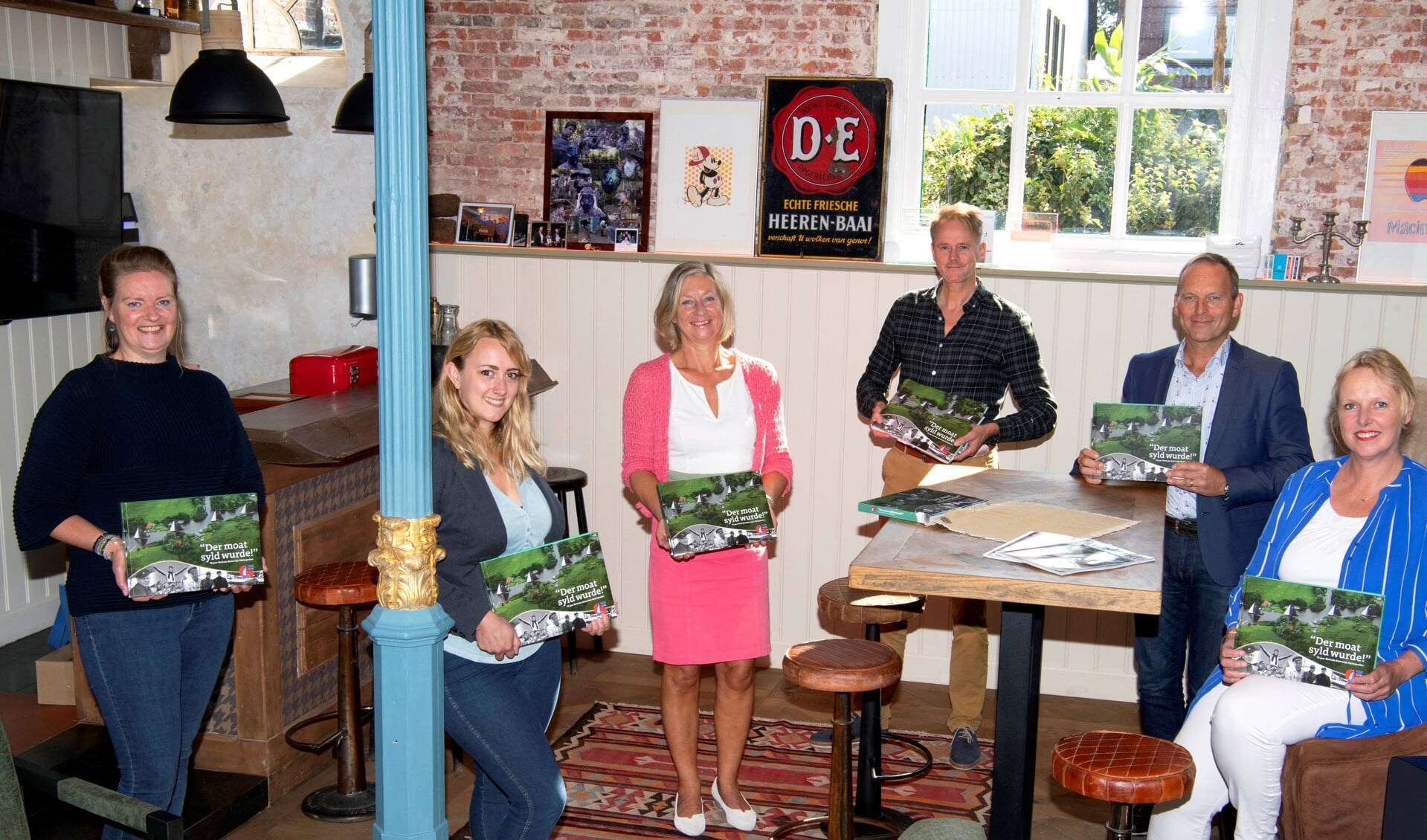 Van links naar rechts: Elisabeth Post (redacteur), Anneke Wijma (vormgeefster VDLP), Hilda Boesjes (PR bestuurslid SKS), Simon van der Let (dir. VDLP), René Nagelhout (voorzitter SKS), Liesbeth van Keimpema (redacteur)